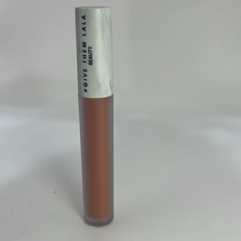 💥 Give Them Lala Matte Lipstick – Cushion Cream Lipstick in 
